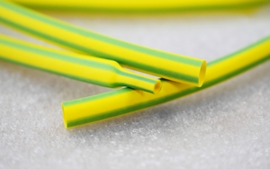 Tubo termoretráctil con rayas amarillas/verdes